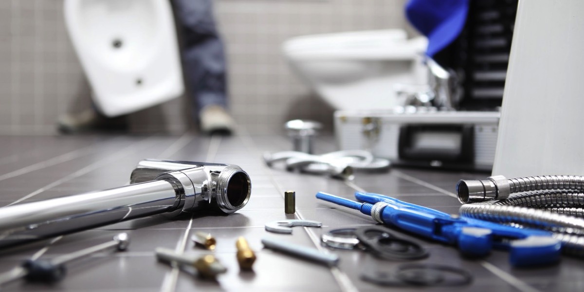 Plumber-fitting-a-new-bathroom